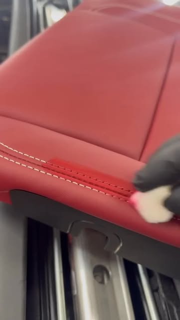 Detalhe de costura em banco de couro vermelho