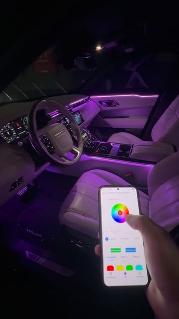 Iluminação ambiente de LED controlada pelo celular no Range Rover Velar