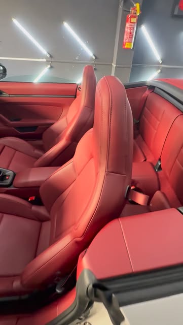 Bancos de Porsche conversível em couro vermelho